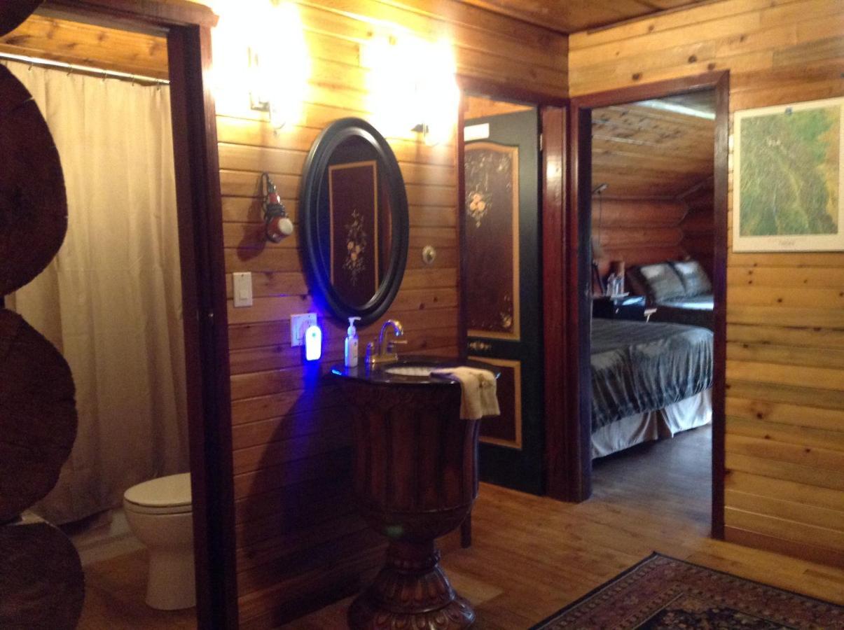 Summit River Lodge & Campsites Валмаунт Стая снимка