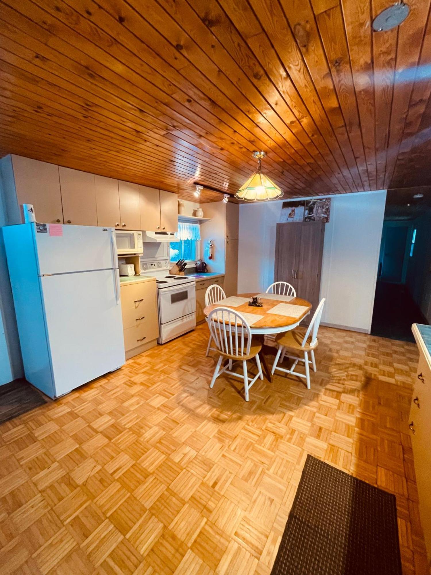 Summit River Lodge & Campsites Валмаунт Екстериор снимка